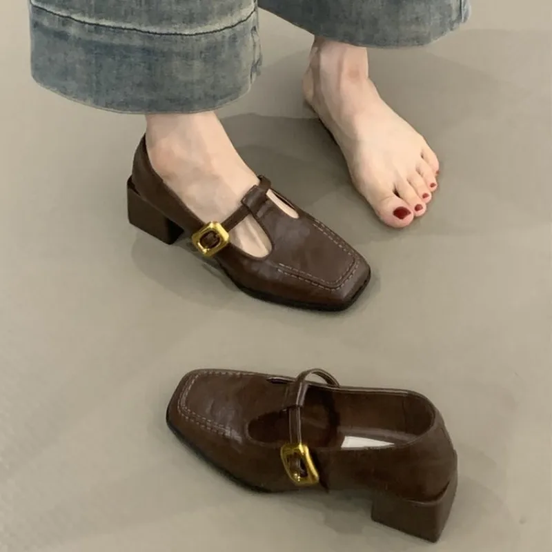 Vintage Fashion Dresses - Sepatu Mary Jane dengan ujung kotak